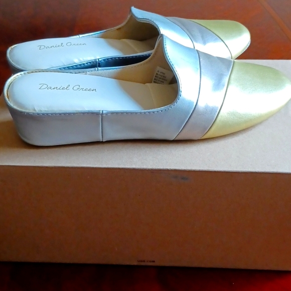 Women's Shoes - Picture 3 of 4